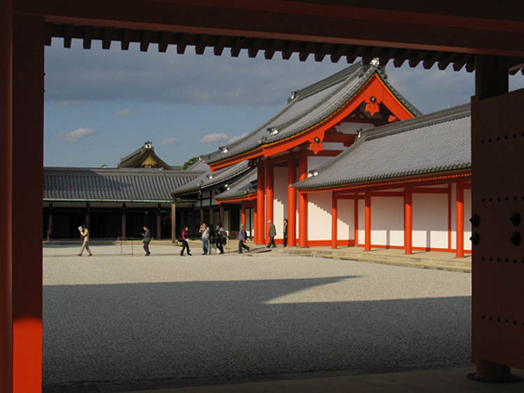 نگاهی به تاریخچه کاخ امپراتوری ژاپننگاهی به تاریخچه کاخ امپراتوری ژاپن